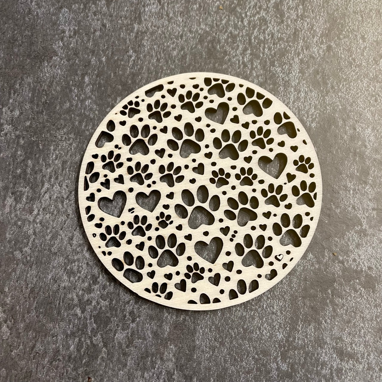 Ensemble de sous-verres en bois naturel ornés d’un motif de pattes de chat et de cœurs, parfaits pour protéger vos surfaces tout en ajoutant une touche d’élégance et de charme à votre décoration intérieure.