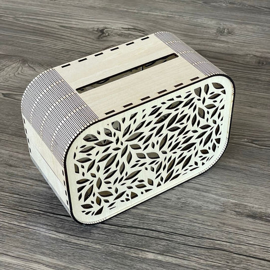 Urne à enveloppes en bois foncé gravée pour mariage, entourée de bougies, de fleurs naturelles et de lumières chaleureuses lors d’une réception champêtre.
